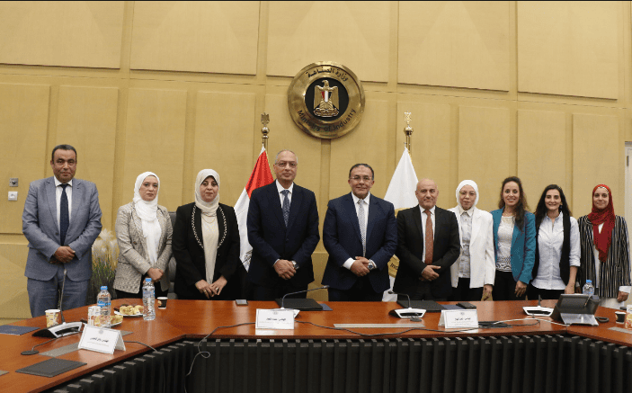 بيان مشترك ● في إطار جهود وزارتي الصناعة والاستثمار والتجارة الخارجية لتعزيز التكامل بين الجهات المعنية بالصناعة والتصدير ■ مركز تحديث الصناعة يوقع بروتوكول تعاون مع الهيئة العامة للرقابة على الصادرات والواردات لتعزيز قدرة الشركات الصناعية على استيفاء متطلبات التصدير وزيادة تنافسيتها بالأسواق الخارجية ▪️︎ شراكة لتعزيز قدرات الشركات الصناعية من خلال الدعم الفني وبناء القدرات وخفض تكاليف الحصول على شهادات الجودة ▪️︎ التعاون يأتي بعد قيام صندوق تنمية الصادرات بتمويل عملية تأهيل الشركات الصناعية للتصدير ● أيمن البياع: البروتوكول يستهدف مساندة الشركات المصدرة والجاري تأهيلها للتصدير للتوافق مع المتطلبات والمعايير الدولية ● المهندس عصام النجار: التكامل بين الجهات يعزز تنافسية المنتج المصري ويدعم زيادة الصادرات وفتح أسواق جديدة وقّع مركز تحديث الصناعة التابع لوزارة الصناعة بروتوكول تعاون مع الهيئة العامة للرقابة على الصادرات والواردات، التابعة لوزارة الاستثمار والتجارة الخارجية بهدف تعزيز قدرة الشركات الصناعية على استيفاء متطلبات التصدير وزيادة تنافسيتها بالأسواق الخارجية من خلال تخفيف الأعباء وتخفيض التكاليف، وقد وقّع البروتوكول السيد أيمن البياع، المدير التنفيذي لمركز تحديث الصناعة، والمهندس عصام النجار، رئيس الهيئة العامة للرقابة على الصادرات والواردات. ويأتي البروتوكول في إطار جهود وزارتي الصناعة والاستثمار والتجارة الخارجية لتعزيز التكامل بين الجهات المعنية بالصناعة والتصدير، وتوفير منظومة متكاملة من الدعم المالي والتأهيل الفني والخدمات المتخصصة للشركات المصرية، بما يسهم في رفع جودة المنتج المصري وتعزيز قدرته على المنافسة في الأسواق الخارجية. ويتكامل هذا البروتوكول مع منظومة دعم الشركات الصناعية والمصدرة، وذلك في إطار الاتفاق المبرم بين مركز تحديث الصناعة وصندوق تنمية الصادرات، في يونيو الماضي بهدف مساندة نحو 200 منشأة صناعية في 7 قطاعات تصديرية رئيسية بتمويل يصل إلى 557 مليون جنيه، حيث يتولى مركز تحديث الصناعة، أعمال تأهيل الشركات والإدارة والتنفيذ والمتابعة، بما يساعدها على تحديد احتياجاتها ومعالجة الفجوات الفنية واستيفاء المتطلبات اللازمة للتصدير، بينما يتولى صندوق تنمية الصادرات مساندة الشركات في الحصول على شهادات الجودة والمطابقة والاستدامة والتوافق البيئي، بما يسهم في خفض تكلفة التأهيل ورفع جاهزيتها للنفاذ إلى الأسواق الدولية، ويأتي التعاون مع الهيئة العامة للرقابة على الصادرات والواردات ليكمل الجانب الفني لهذه المنظومة، من خلال إتاحة إمكانات الهيئة وخبراتها المتخصصة أمام الشركات التي يعمل مركز تحديث الصناعة على تأهيلها، بما يشمل خدمات الاختبارات والفحص والتفتيش وتقييم المطابقة والتحقق والمصادقة البيئية والاستشارات الفنية. وتضم منظومة معامل الهيئة العامة للرقابة على الصادرات والواردات أكثر من 300 معمل وأكثر من 4 آلاف اختبار معتمد، كما تشمل الخدمات المتاحة للشركات خدمات التحقق والمصادقة البيئية المرتبطة بالبيانات والممارسات البيئية والاستدامة، بما يساعد الشركات على التعامل مع المتطلبات البيئية المتزايدة في الأسواق الدولية، إلى جانب خدمات تقييم المطابقة وفقًا للمواصفة ISO/IEC 17065، وخدمات الفحص قبل الشحن وفقًا للمواصفة ISO/IEC 17020، بهدف التأكد من مطابقة المنتجات للمواصفات، إلى جانب بناء القدرات الفنية والإدارية للكوادر البشرية، ورفع قدرتها على التعامل مع إجراءات ومتطلبات التصدير والمعايير الفنية والبيئية للأسواق المستهدفة. وأكد السيد أيمن البياع، المدير التنفيذي لمركز تحديث الصناعة، أن البروتوكول يستهدف مساندة الشركات المصدرة والجاري تأهيلها للتصدير للتوافق مع المتطلبات والمعايير الدولية، مشيرًا إلى أن التكامل مع الهيئة العامة للرقابة على الصادرات والواردات يتيح تعظيم الاستفادة من الإمكانات والخبرات الفنية الوطنية في دعم الشركات خلال مختلف مراحل رحلة التصدير. وأضاف أن الربط بين التمويل الذي يوفره صندوق تنمية الصادرات، وبرامج التأهيل التي ينفذها مركز تحديث الصناعة، والخدمات الفنية التي تقدمها الهيئة يمثل نموذجًا متكاملًا لتقليل الأعباء التي تتحملها الشركات عند الاستعداد للتصدير، وتيسير استيفائها للمتطلبات الفنية وشهادات الجودة والمطابقة اللازمة للنفاذ إلى الأسواق الخارجية وأشار البياع إلى أن البروتوكول يتيح أسعاراً تفضيلية لعملاء مركز تحديث الصناعة على خدمات الهيئة، إلى جانب الاستفادة من معاملها وإمكاناتها الفنية، ما يمثل خطوة مهمة لتيسير حصول الشركات على الخدمات المطلوبة، بما يعزز القدرة التنافسية لمختلف القطاعات الصناعية ويدعم زيادة قاعدة الشركات القادرة على التصدير بصورة مستدامة. وأوضح أن مركز تحديث الصناعة يواصل التركيز على تطوير الصناعات المتخصصة وتعزيز استفادتها من المراكز التكنولوجية والإمكانات الفنية المتاحة، بما يدعم تطوير المنتجات ورفع كفاءة الشركات الصناعية، إلى جانب دعم الابتكار الصناعي من خلال مركز الإبداع التابع للمركز واحتضان الأفكار القابلة للتطبيق وتحويلها إلى مشروعات صناعية حقيقية. ومن جانبه، أكد المهندس عصام النجار، رئيس الهيئة العامة للرقابة على الصادرات والواردات، أن التعاون مع مركز تحديث الصناعة يعكس حرص الهيئة على توسيع نطاق دورها في دعم مجتمع الأعمال والمصدرين، والانتقال بالخدمات المقدمة للشركات من مجرد الاستجابة للمتطلبات الرقابية والفنية إلى تقديم منظومة متكاملة من الدعم الفني والتأهيل والاستشارات وبناء القدرات. وأشار النجار إلى أن مساعدة الشركات على التعرف على المتطلبات الفنية والتنظيمية للأسواق المستهدفة ومعالجة الفجوات التي قد تعوق نفاذ منتجاتها، تمثل خطوة أساسية لتعزيز جاهزيتها التصديرية ورفع موثوقية المنتج المصري أمام العملاء والأسواق الدولية. 13 Screenshot 1 2