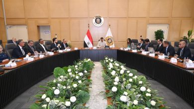 وزير الصناعة يبحث مع مصنعي ومصممي الأثاث سبل تطوير الصناعة وتعزيز تنافسيتها محليًا ودوليًا 16 WhatsApp Image 2026 09 12 at 14.35.25